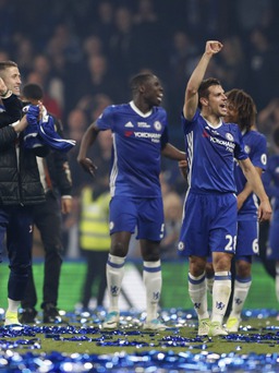 Fabregas lập công muộn trong ngày Chelsea mừng ngôi vô địch