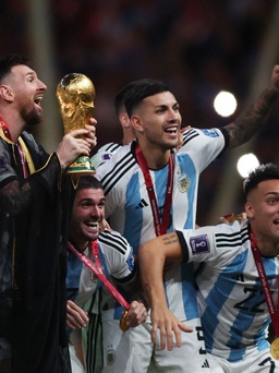 Neymar chúc mừng Messi vô địch World Cup 2022