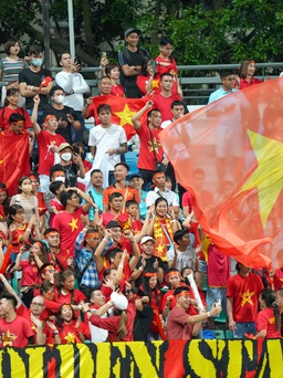 Chờ tin chiến thắng của tuyển Việt Nam