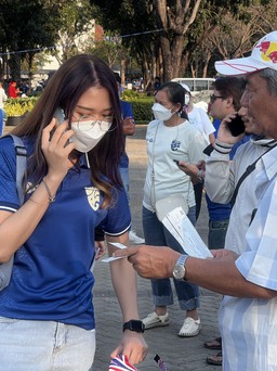 CĐV Việt Nam săn lùng vé chợ đen Thammasat, Quang Hải không đá chính