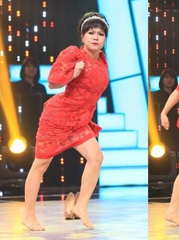 ‘Bước nhảy ngàn cân’: Việt Hương bỏ giày thị phạm disco cho thí sinh