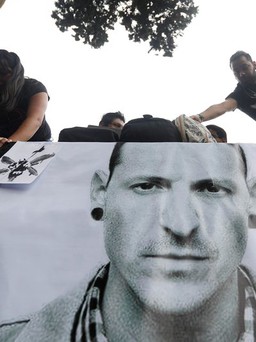 Linkin Park tổ chức biểu diễn tưởng niệm thành viên tự sát hồi tháng 7