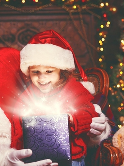 Có nên nói dối trẻ em về ông già Noel trao quà Giáng sinh?