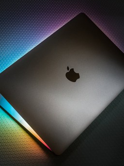 Hỏng màn hình MacBook vì miếng che camera giá vài chục nghìn đồng