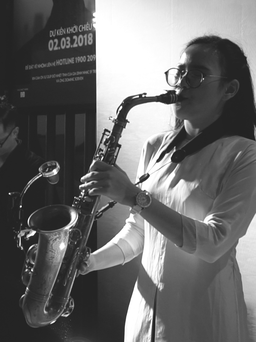 Con gái Trần Mạnh Tuấn “phiêu” với saxophone bài “một cõi đi về”