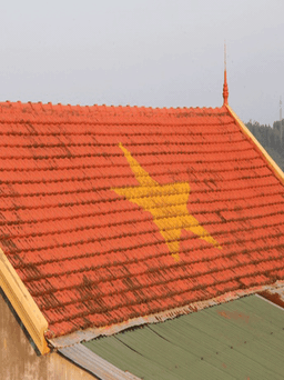 Xúc động những lá cờ Tổ quốc được vẽ trên mái nhà