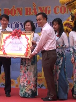 Trường tiểu học Đông Ba đón nhận bằng công nhận đạt chuẩn quốc gia mức độ 1