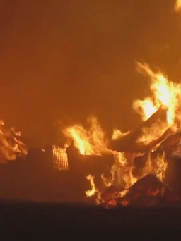 Cháy đỏ trời ở xưởng mây tre đan tại Thanh Hóa, thiệt hại hàng tỉ đồng