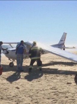 Máy bay hạ cánh khẩn cấp trên bờ biển, hai người thiệt mạng