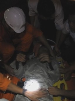 Cứu ngư dân co giật giữa thời tiết khắc nghiệt trên vùng biển Hoàng Sa