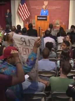 Sinh viên Harvard biểu tình im lặng phản đối bộ trưởng giáo dục