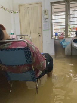 Triều cường gây ngập bệnh viện ở Cần Thơ: bệnh nhân lẫn bác sĩ vô cùng khổ sở