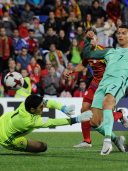 HLV Bồ Đào Nha 'cám ơn Chúa' vì Ronaldo ghi bàn