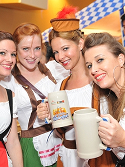 Lễ hội bia Đức danh tiếng tổ chức tại khách sạn Windsor Plaza trong tháng 10.2016