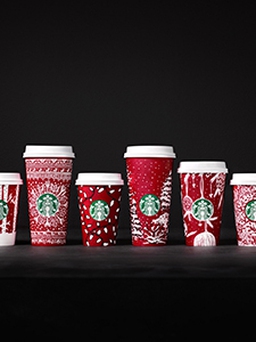 Các tác phẩm nghệ thuật của khách hàng được thể hiện trên những chiếc cốc đỏ mùa lễ hội của Starbucks