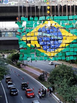 Người leo núi Brazil tạo một bức tranh ghép cổ vũ 'Selecao' tại World Cup 2018