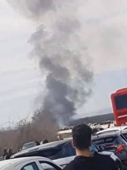 Đội bóng ở Serie A bị CĐV quá khích rải đinh chặn đường và đốt xe