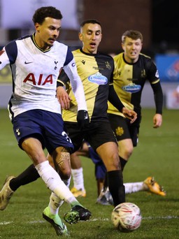Dele Alli trở lại đội hình Tottenham với pha té ‘cười bò lăn”, nhưng Mourinho… thích!