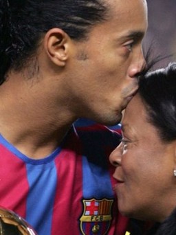 Ra tù chưa lâu, Ronaldinho nhận cú sốc nặng khi mẹ qua đời vì Covid-19