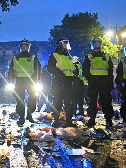 CĐV đụng độ cảnh sát sau khi tuyển Anh thua trận chung kết EURO 2020