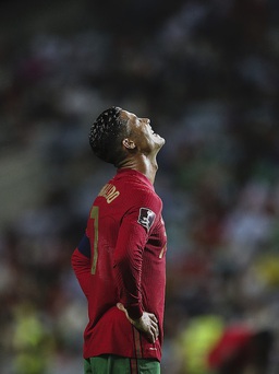 Ronaldo đối mặt rắc rối kiện cáo trước ngày ra mắt lần 2 tại M.U
