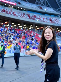 Nữ trưởng đoàn hào phóng thưởng cho tuyển nữ Thái Lan trước trận quyết đấu Việt Nam