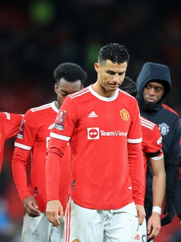 HLV của Middlesbrough cấm học trò đổi áo với Ronaldo sau trận thắng sốc M.U