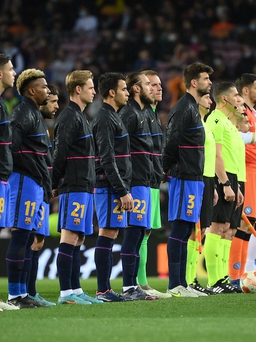 CĐV Barcelona 'cứng họng' khi bài hát Europa League vang lên ở Nou Camp