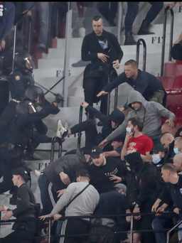 Europa League: Bạo lực dữ dội trên khán đài sân của Sevilla