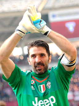 Huyền thoại sống Buffon gia hạn hợp đồng với Parma thi đấu đến năm 46 tuổi