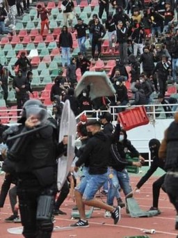 Bạo loạn khủng khiếp ở bóng đá Morocco khiến hơn 100 cảnh sát bị thương