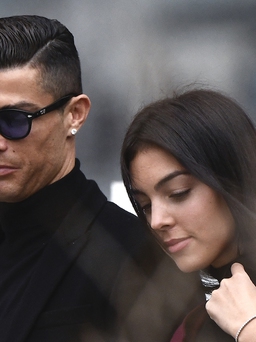 Ronaldo rút khỏi trận ‘đại chiến’ M.U với Liverpool sau khi con trai qua đời