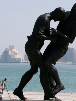 Qatar lắp lại bức tượng ‘thiết đầu công’ Zidane sau 9 năm dỡ bỏ