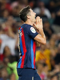 Lewandowski bị cướp khi ký tặng CĐV Barcelona