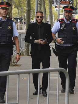 Neymar hầu tòa ở Barcelona, đối mặt án tù 2 năm