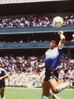 Quả bóng 'Bàn tay của Chúa' của Maradona tại World Cup được bán gần 60 tỉ đồng