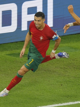 HLV tuyển Bồ Đào Nha: '50 năm tới cái tên Ronaldo vẫn còn được nhắc đến’