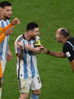 Messi nổi đóa với trọng tài sau khi Argentina thắng Hà Lan trên chấm phạt đền