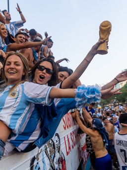 Người Argentina vỡ òa niềm vui sau chức vô địch World Cup vượt ranh giới bóng đá