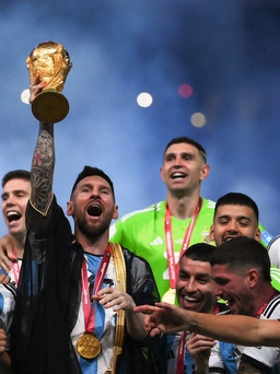 Bí mật chiếc áo choàng Messi mặc khi nâng cao chiếc cúp vô địch World Cup 2022