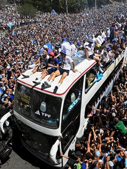 CĐV Argentina hụt hẫng khi cuộc diễu hành chiến thắng World Cup đột ngột huỷ bỏ