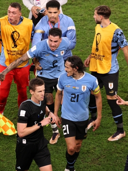 FIFA cấm thi đấu 4 cầu thủ Uruguay vì gây hấn trọng tài ở World Cup 2022