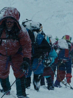 Everest: Nơi tuyết không dày bằng tình người