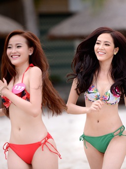Người đẹp Hoa hậu Hoàn vũ Việt Nam diện bikini vui đùa tung tăng trên biển