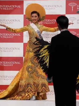 Thúy Vân trình diễn trang phục dân tộc trước chung kết Miss International 2015