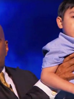 Clip: Cậu bé 4 tuổi gốc Việt gây sốt truyền hình Mỹ