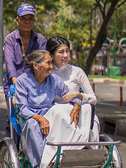 Emily Hồng Nhung đưa 'bà cụ đẹp nhất thế giới' tham quan TP.HCM