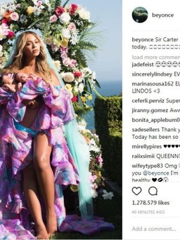 Beyonce khoe ảnh cặp song sinh nhân dịp đầy tháng