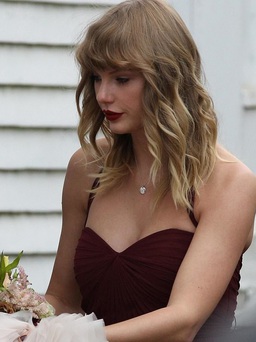 Taylor Swift buồn bã khi làm phù dâu trong lễ cưới bạn thân