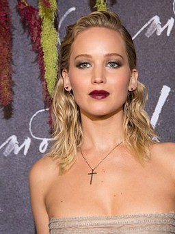 Jennifer Lawrence khoe ngực đầy trên thảm đỏ buổi công chiếu 'Mother!'